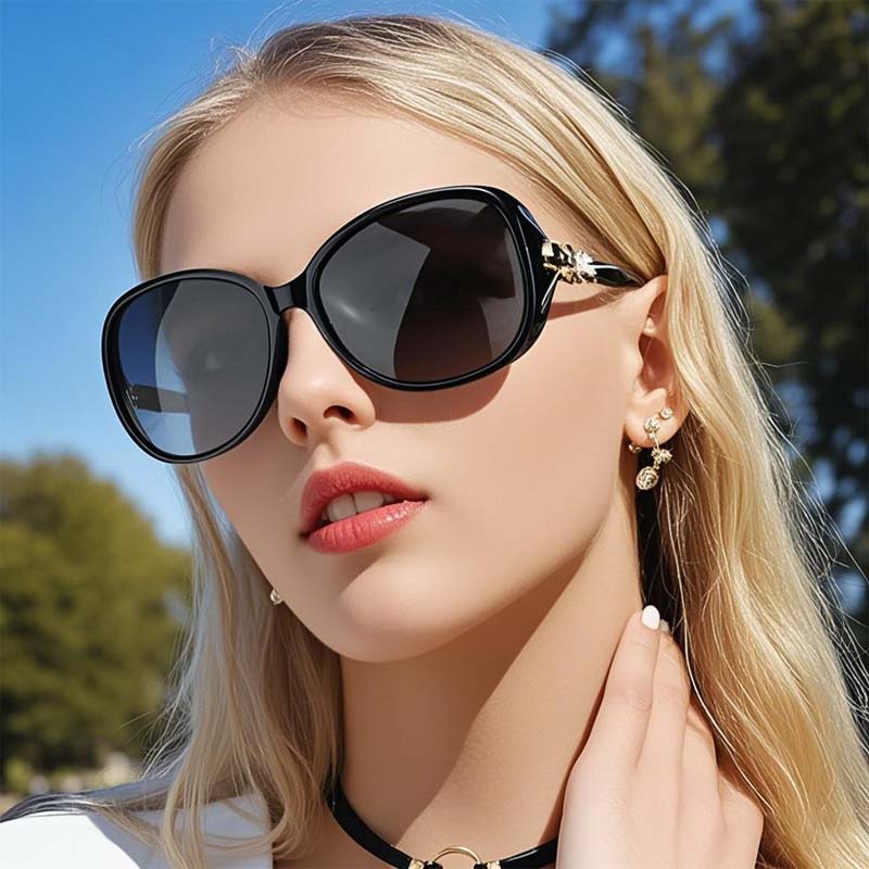 đ2025 RĂ€jĂ€hdysđNaisten ylisuuret muotiaurinkolasit