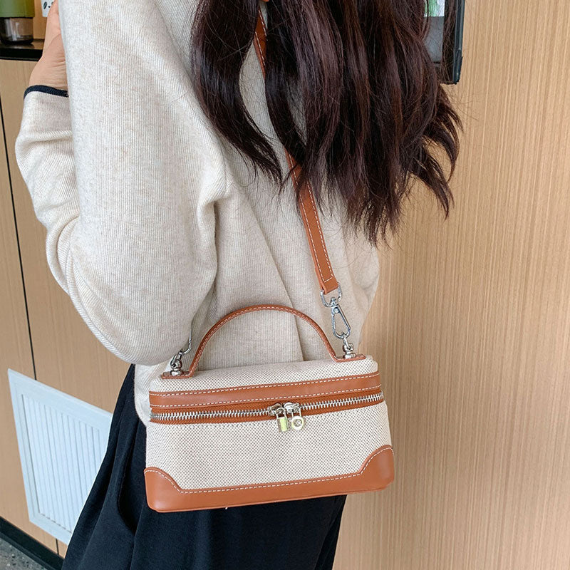 Retro kannettavan tietokoneen pieni neliö tapauksessa Cross Body