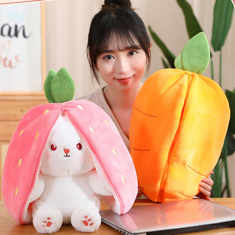 🍓 Kuuma myynti 50% OFF🍓 Pääsiäispäivä Mansikka pupu muuttui pikku kaniksi🎀 Hedelmänukke Pehmolelu🐰