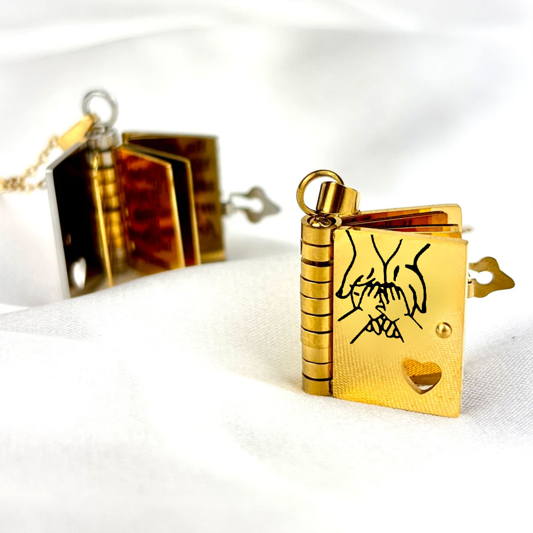 👪Rakkaudella täytetty ruostumattomasta teräksestä valmistettu riipus, jonka pinnalle on kaiverrettu kuvioita.