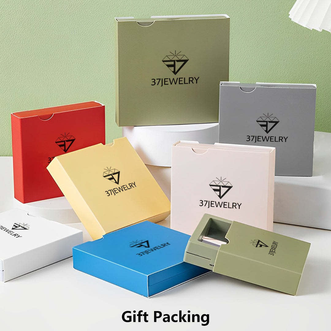 👪Rakkaudella täytetty ruostumattomasta teräksestä valmistettu riipus, jonka pinnalle on kaiverrettu kuvioita.