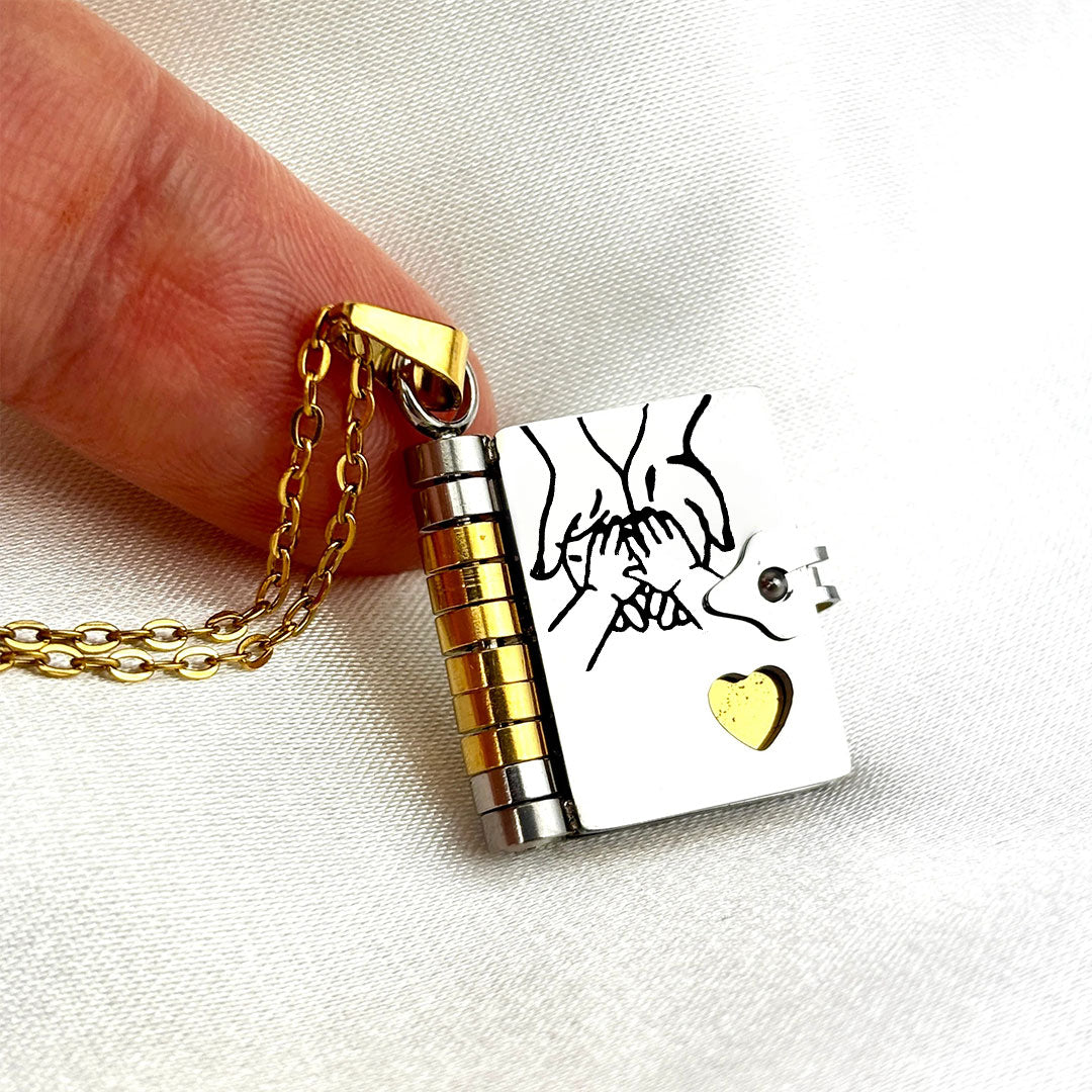 👪Rakkaudella täytetty ruostumattomasta teräksestä valmistettu riipus, jonka pinnalle on kaiverrettu kuvioita.