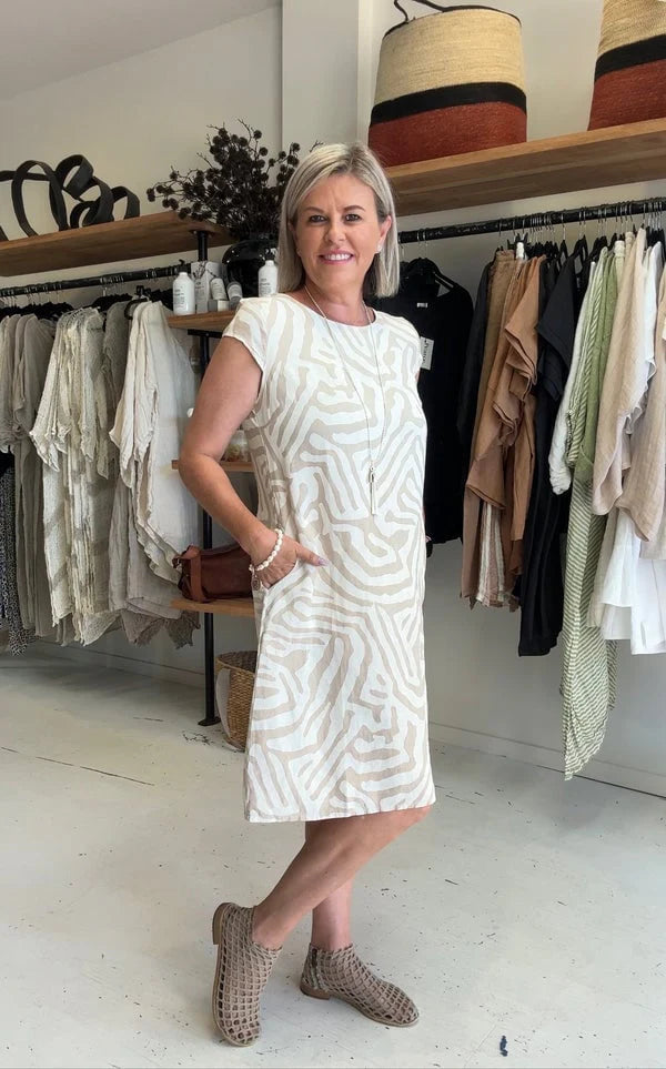 🌸 Kesäinen boheemi kukkamekko, jossa on pyöreä päänti